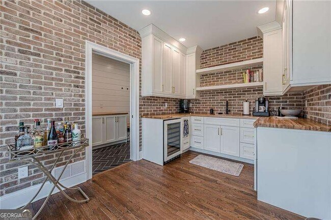 Building Photo - 4562 Columns Dr SE