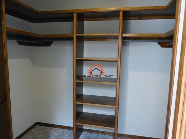 Building Photo - Spacious 4 bedroom 2 bath brick home