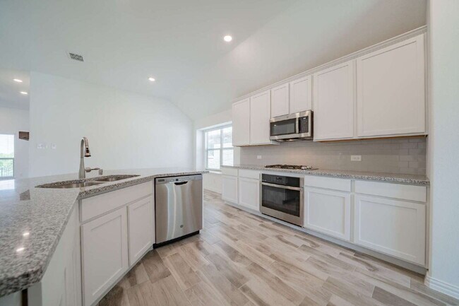Building Photo - Welcome home to you new 3 bed 2 bath locat...
