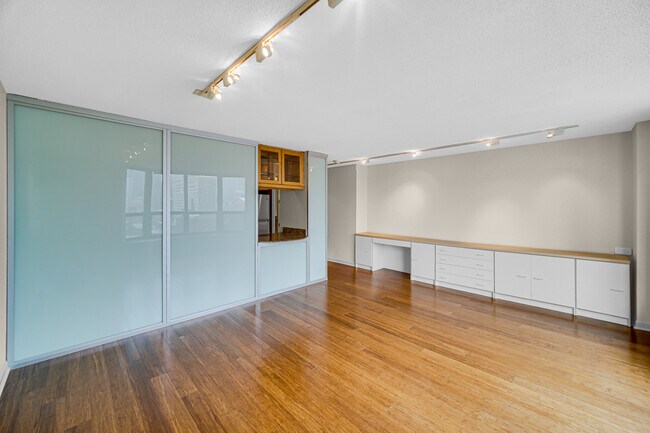 Building Photo - 899 S Plymouth Ct