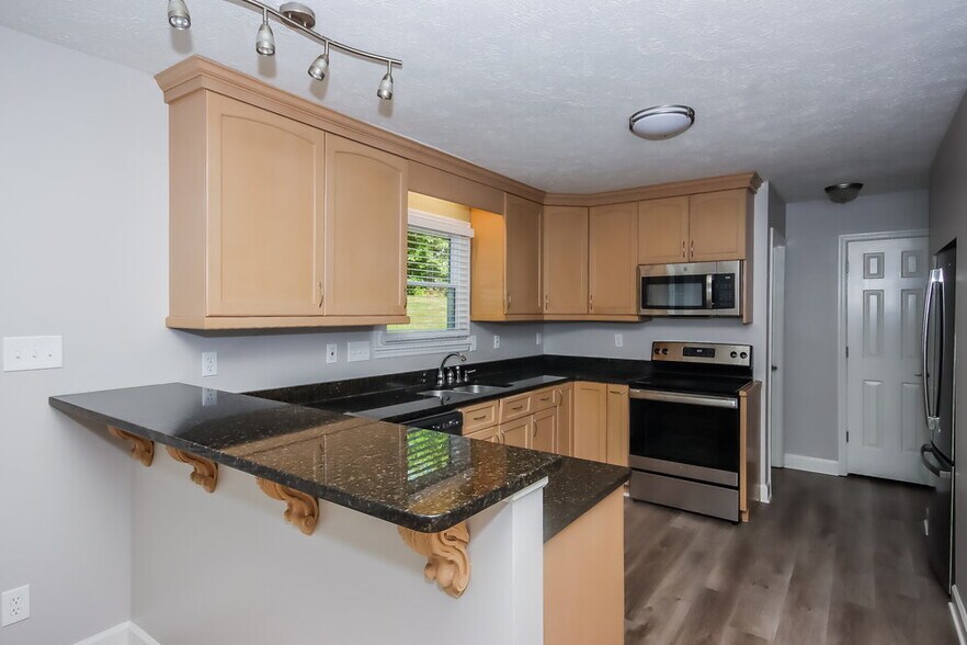 Building Photo - 917 Oakridge Dr