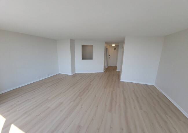 Building Photo - 5415 N Sheridan Rd