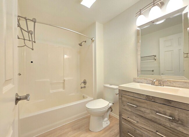 Building Photo - Spacious Home in Lake Stevens Available Now!  Pet Friendly