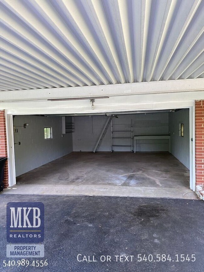 Building Photo - 6099 Franklin Rd
