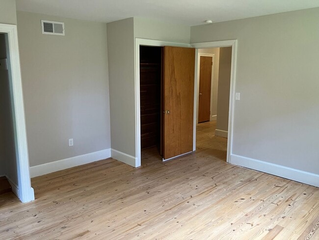 Building Photo - 3 BR/3 BA Home with Large Yard