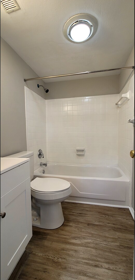 Building Photo - Spacious top floor  2 bedroom 1 bath Apart...