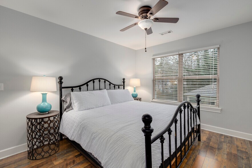 Building Photo - 618 W Poplar St