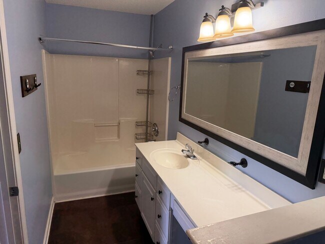 Building Photo - Beautiful 3 Bedroom 2 Bath Single Family Home- Pets welcome.