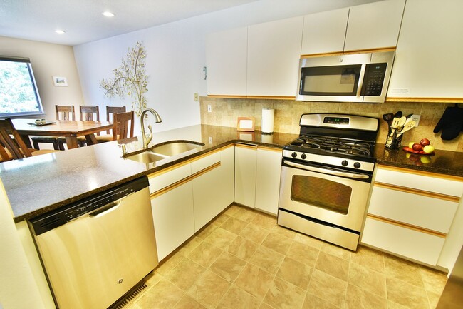 Building Photo - 600A Gold Dust Dr