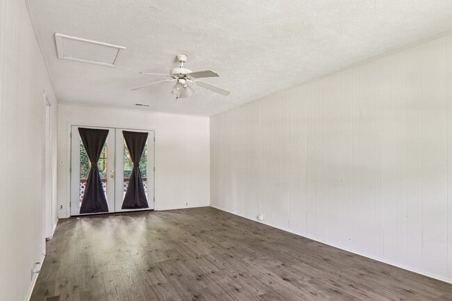 Building Photo - Move In Ready