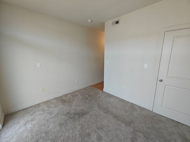 Building Photo - 1 bedroom condo with parking garage