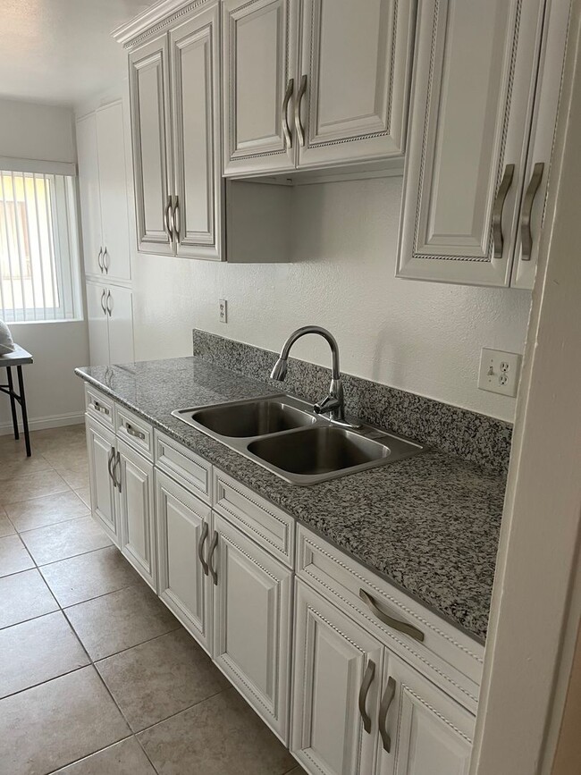 Building Photo - Newly Remodeled 2 BR Apartment in Baldwin ...