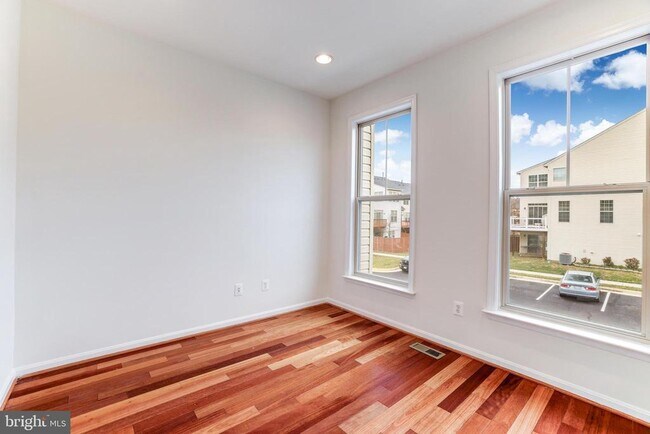 Building Photo - 42639 Chisholm Dr