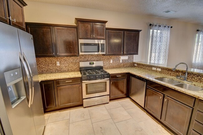 Building Photo - Beautiful Single Story ------3 Bedroom 2 B...