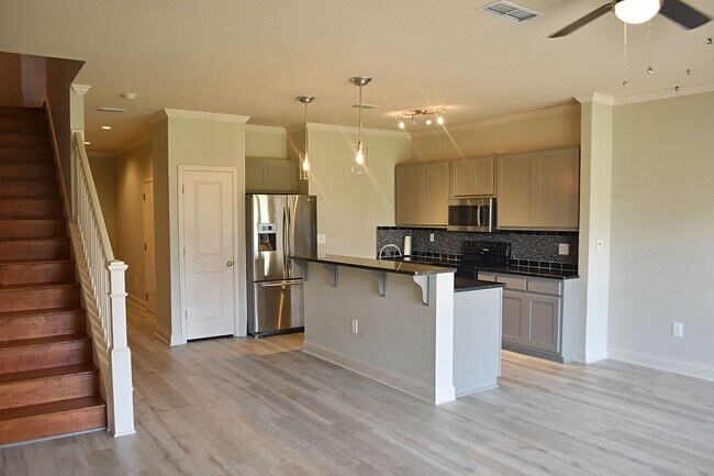 Building Photo - Freshly updated 3 Bedroom 2.5 Bath Townhouse 1 Car Garage available 3/1