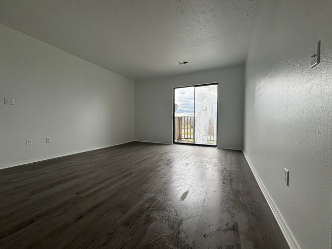 Building Photo - Remodeled 2 bedroom 2 full bathroom availa...