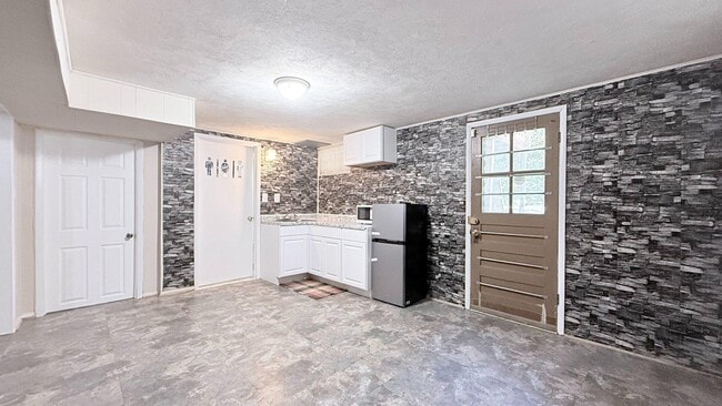 Building Photo - 4203 Maple Rd