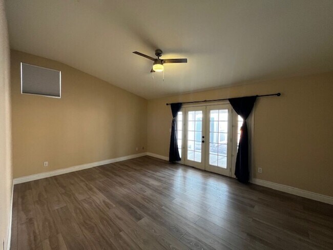 Building Photo - Stylish & Solar-Powered 5-Bed Gem with Vau...