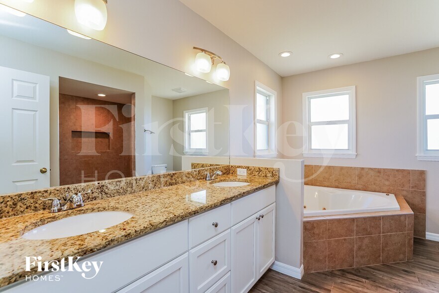 Building Photo - 1821 NW 23rd Ave