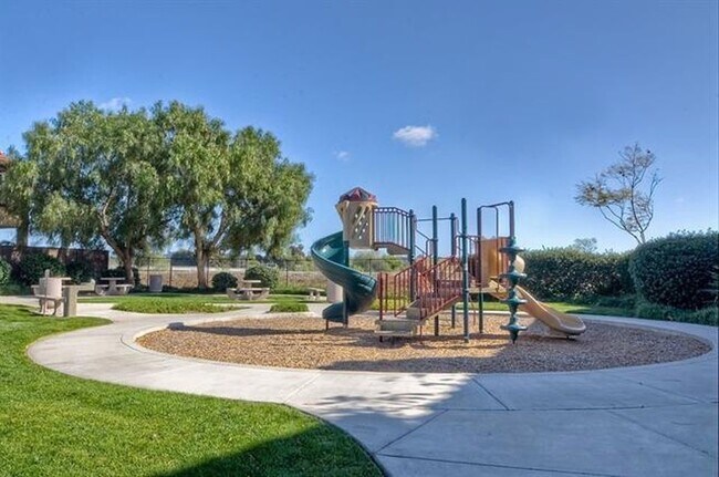 Building Photo - Fantastic 2 Bedroom Townhome minutes away to Camp Pendleton