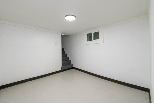 Building Photo - 128 E 10th Ave