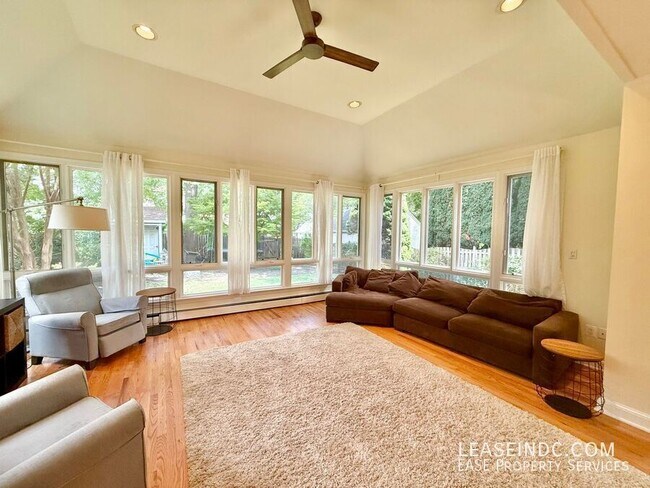 Building Photo - 4825 Butterworth Pl NW