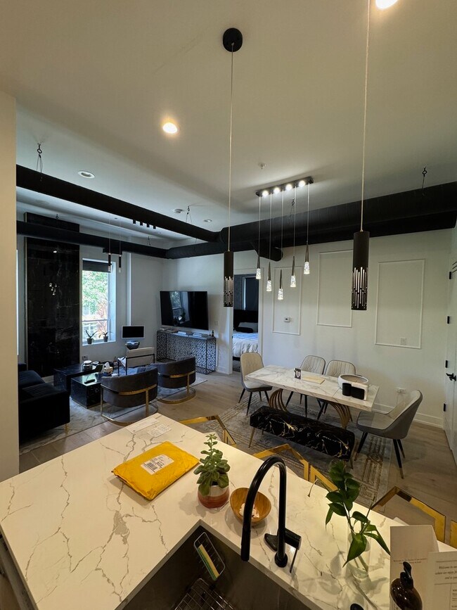 Building Photo - 77 W Chestnut St