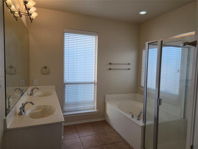 Building Photo - 624 Caravan Dr