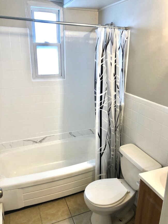 Building Photo - Can't beat this price- walk to the Fan and...