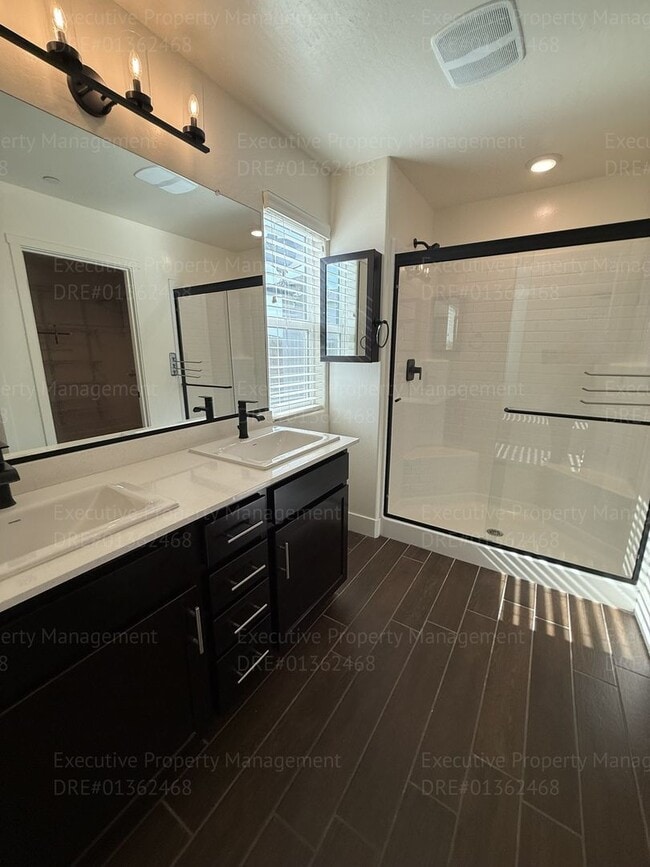 Building Photo - Spacious 4 bedroom/ 3 bathroom home