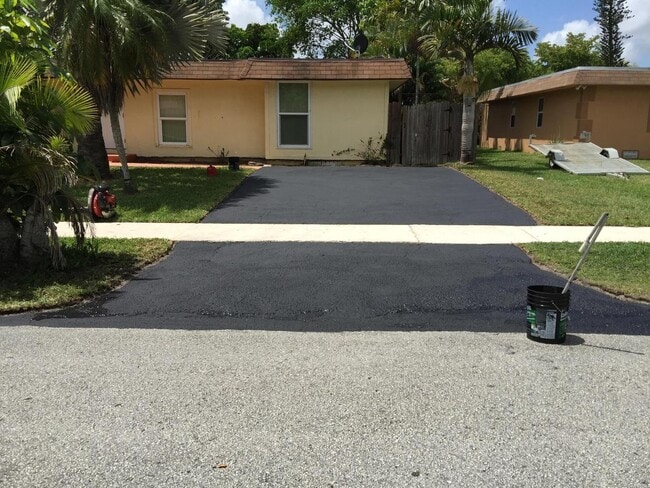 Building Photo - Great Renovated 3/1 |  Quiet family neighb...