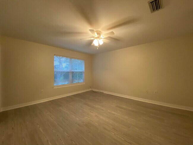 Building Photo - 417 Twin Lakes Ln