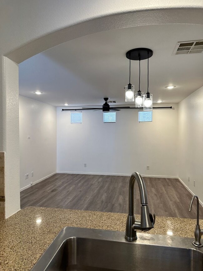 Building Photo - 3 Bedroom/2.5 Bath Family Home
