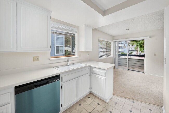 Building Photo - ADORABLE 3+2 CORNER UNIT & 2-CAR GARAGE!