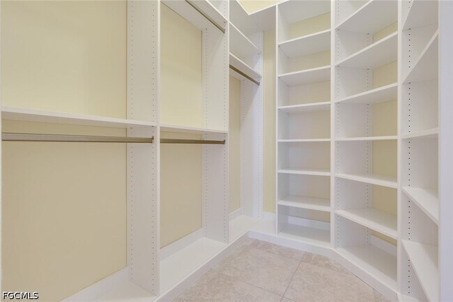 Building Photo - 5011 SW 16th Pl