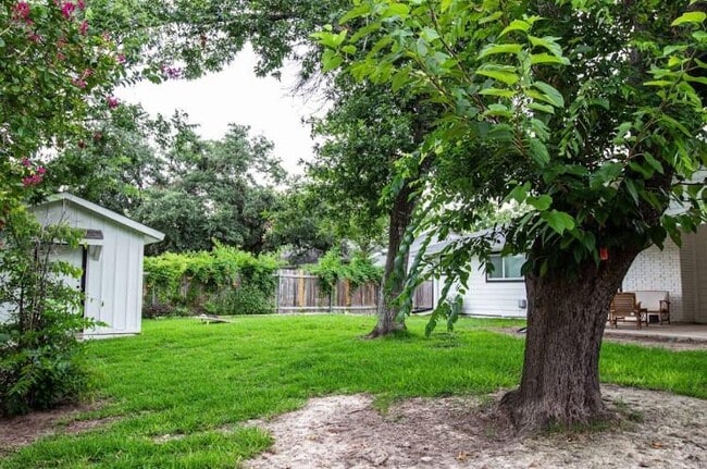 Building Photo - 9802 Kendal Dr