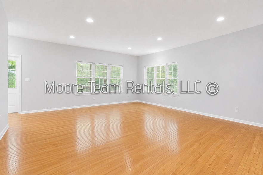 Building Photo - 250 Highland Golf Dr