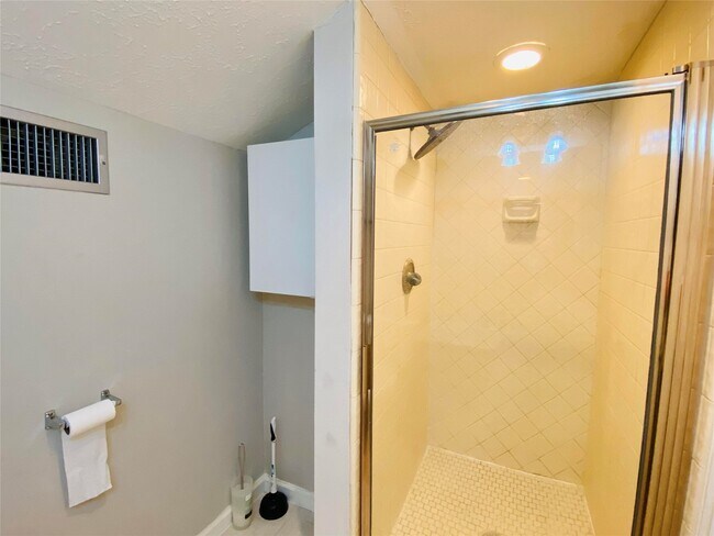 Building Photo - 2001 Highland Hills Dr