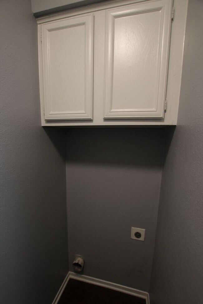 Building Photo - Tour Today: Downstairs 1 Bed 1 Bath Apartment!
