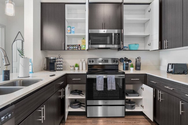 Building Photo - 711 W Broadway Rd