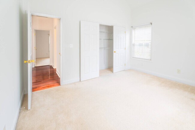 Building Photo - 256 Southbank Dr