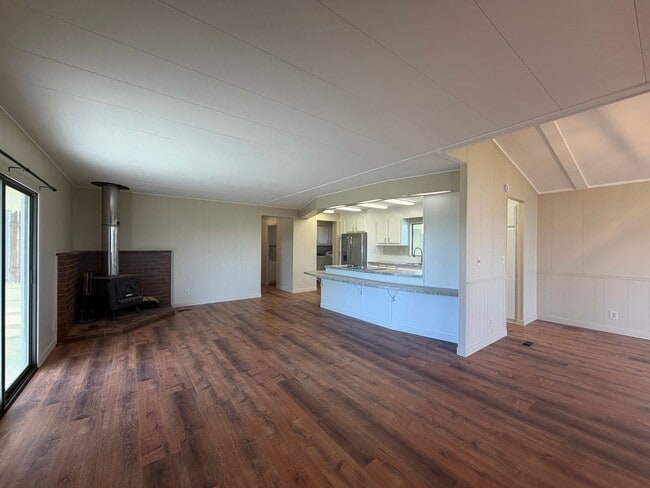 Building Photo - 3 Bedroom, 2.5 Bath - Three Bay garage