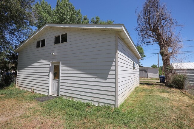 Building Photo - 2 Bed 1 Bath