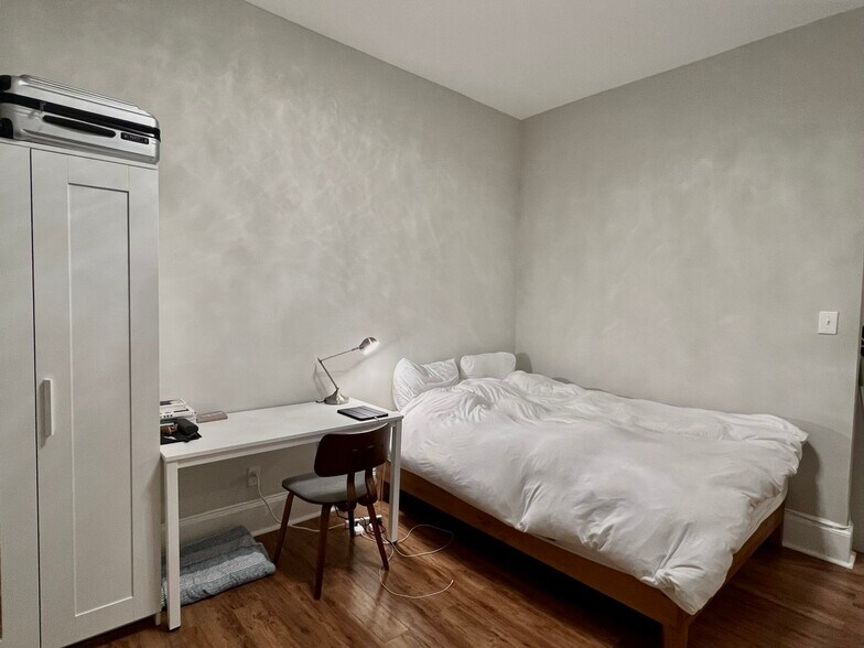 Building Photo - 54 Gainsborough St