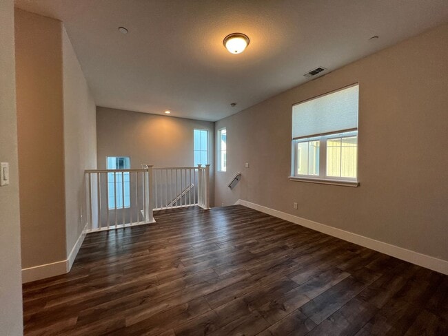 Building Photo - Beautiful Blackpines Community Three Bedroom