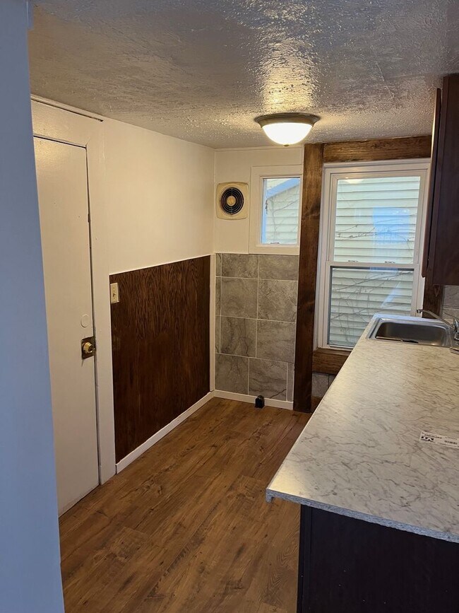 Building Photo - 15-17-17 Peru St