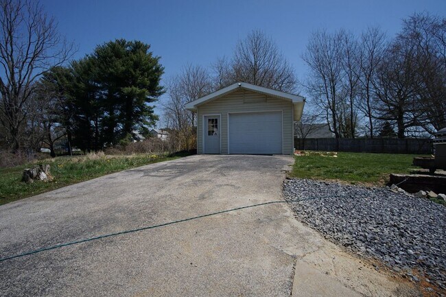 Building Photo - 3 Bedroom / 2 Bath House.  Easy access to US 460 and I 81. Detached Garage / Workshop.