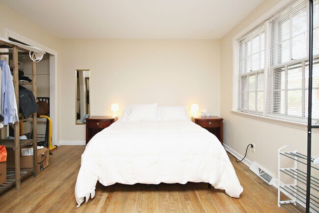 Building Photo - Walkable 1BR Off-Grounds UVA Apartment For 2026–2027 Academic year