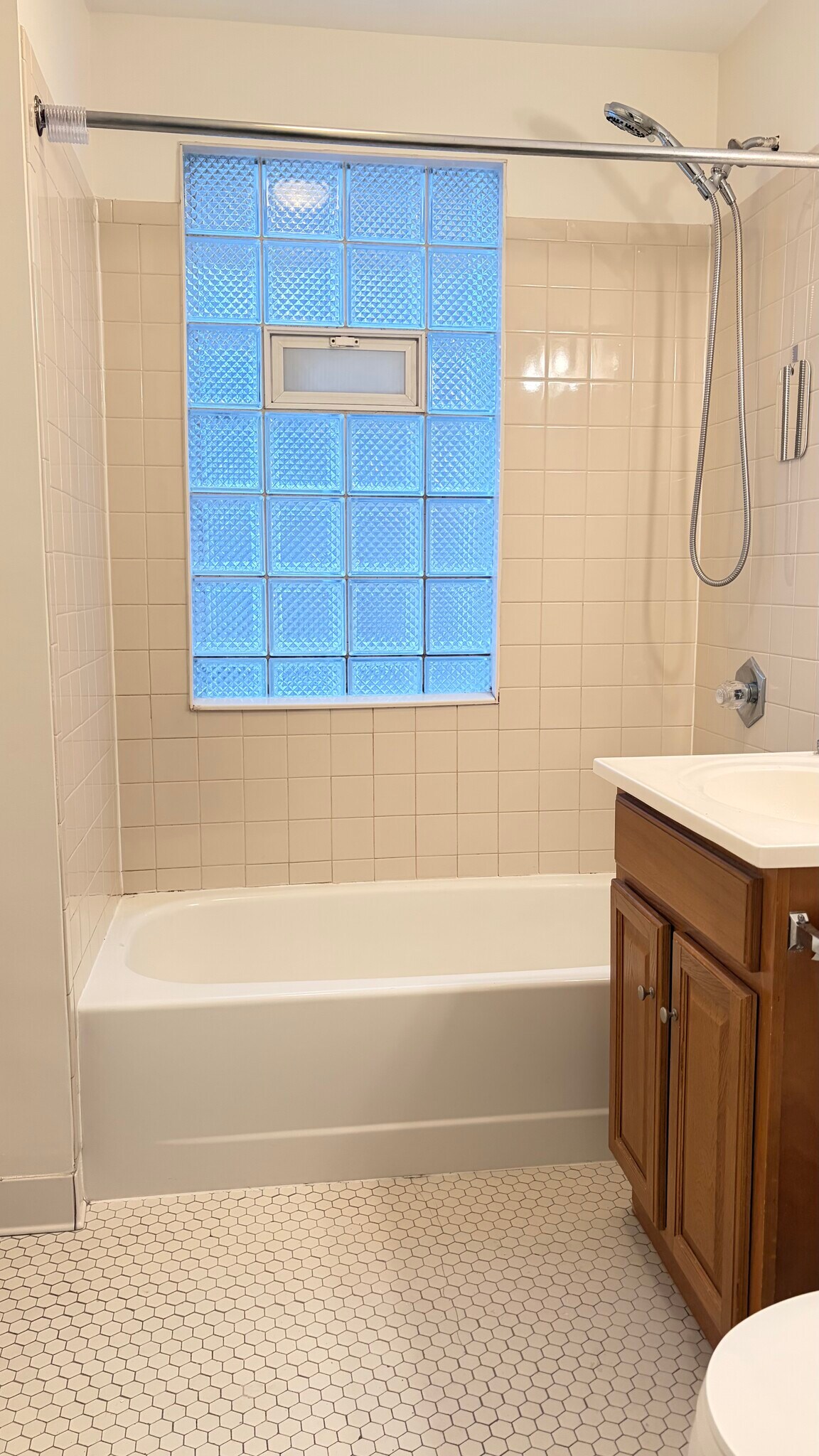 Building Photo - 693 Linwood Ave