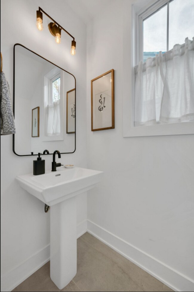 Building Photo - Newly built 3bedroom/2.5 bath home in Sylv...